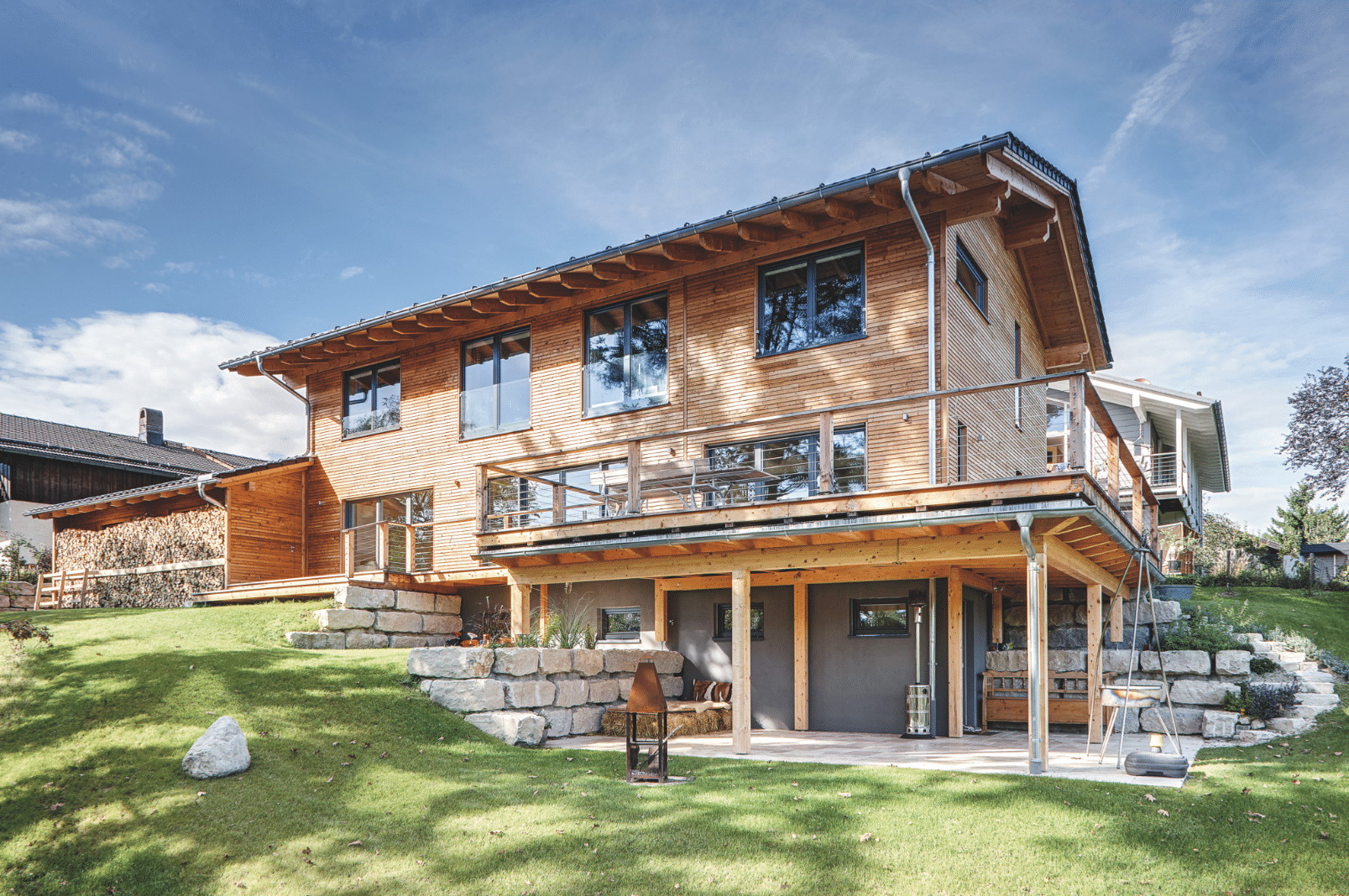 Ein Hanglage Haus von Sonnleitner Holzbauwerke perfekt geplant und umgesetzt. Ein wahres Kunstwerk durch die qualifizierte Planung und jeder Platz genutzt wird.