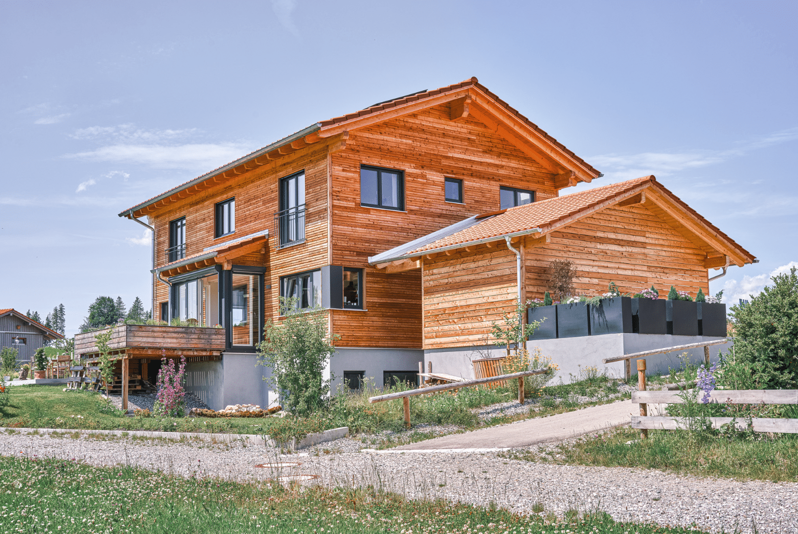 Sonnleitner Holzbauwerke gewährt uns einen Einblick in ein klassisches Holzhaus, welches uns den Zauber des Holzes und der Natur widerspiegelt.