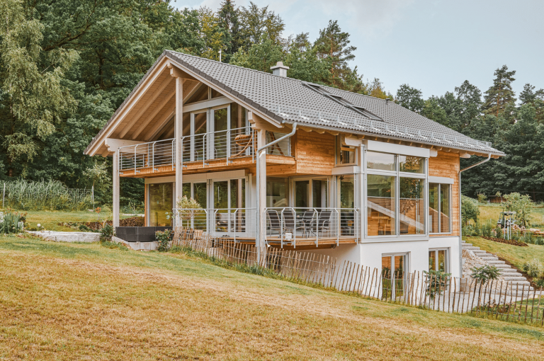 Sonnleitner Holzbauwerke besticht durch seine Exklusivität mit seinen Chalets. Die Ganzglas- Verglasung gewährt einen Rundumblick ins Grüne.