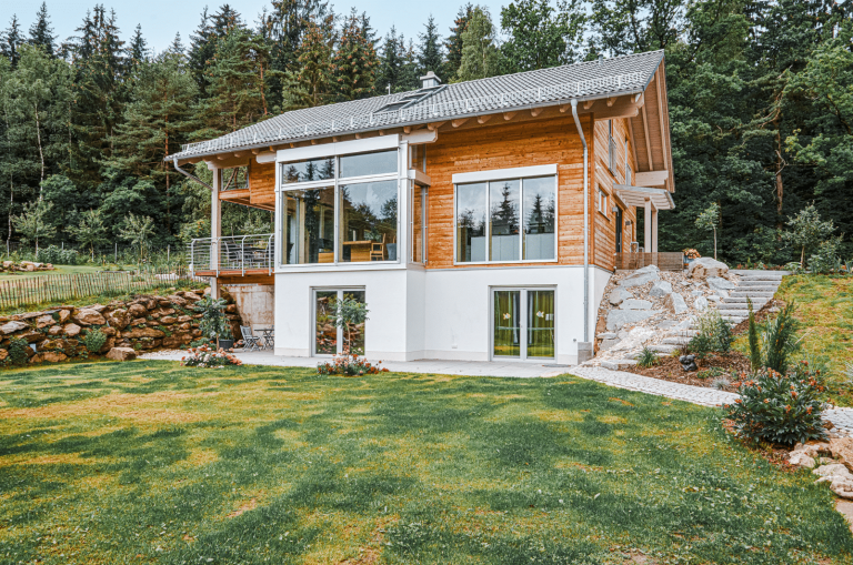 Sonnleitner Holzbauwerke zeigt uns ein modernes Holzhaus mit großzügigen Glasfronten die eindrucksvoll zum Gesamtkonzept harmonieren.