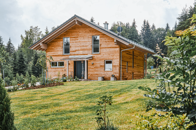 Mitten in der Natur mit Sonnleitner Holzhausbau. Ein Holzhaus mit allerhöchsten Qualitätsstandard: Wohngesundheit, Ökologie und Energieeffizienz.