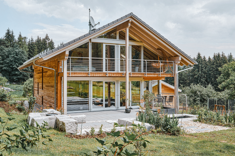 Sonnleitner Holzbauwerke versprüht Naturverbundenheit und Freiheit mit diesem außergewöhnlichen und  hervorstechenden Holzhaus.