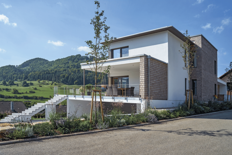 Umweltfreundlich mit Stil präsentiert sich Sonnleitner Holzbauwerke mit diesem durch Holzschindeln verkleideten Haus.