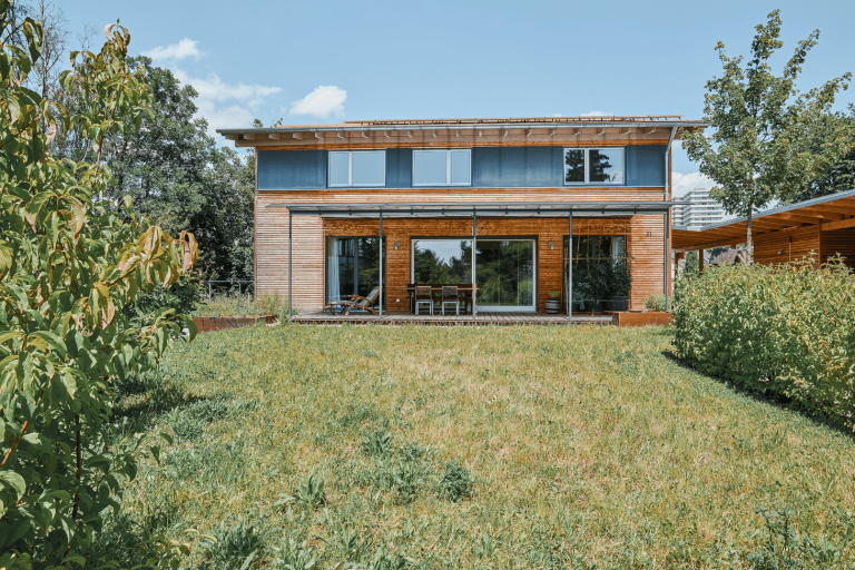 Sonnleitner Holzbauwerke offenbart uns ein modernes Holzhaus, dass sich ökologisch und nachhaltig in die Natur einfügt.