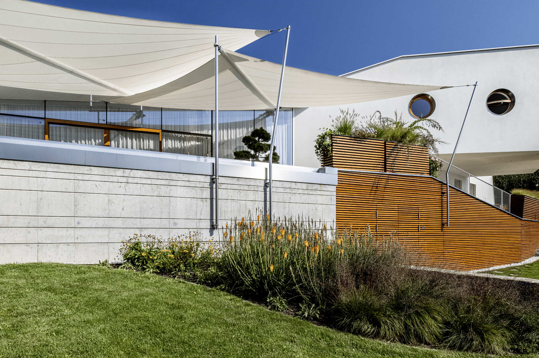Das Doppelsystem SunSquare SQK-I unterstreicht die Architektur des Gebäudes. Die jeweils über 50 m² großen Orchestra Tücher schützen vor Sonne und Regen.