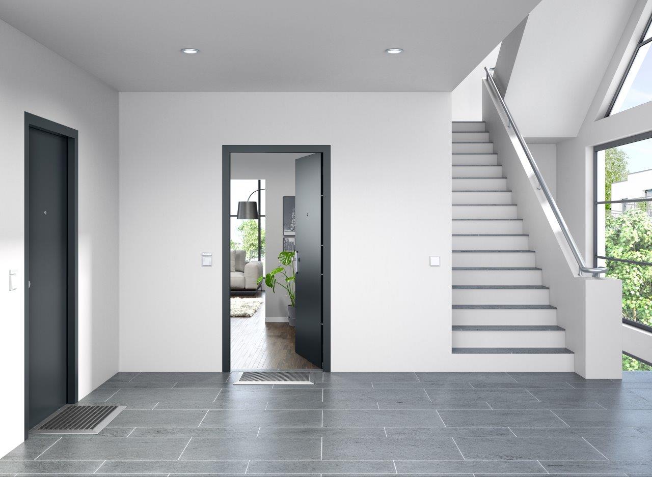 Teckentrup zeigt einen Vorraum mit geöffneter, grauer Sicherheitstür, hellgrauen Fliesen am Boden und weißer Treppe in den nächsten Stock.