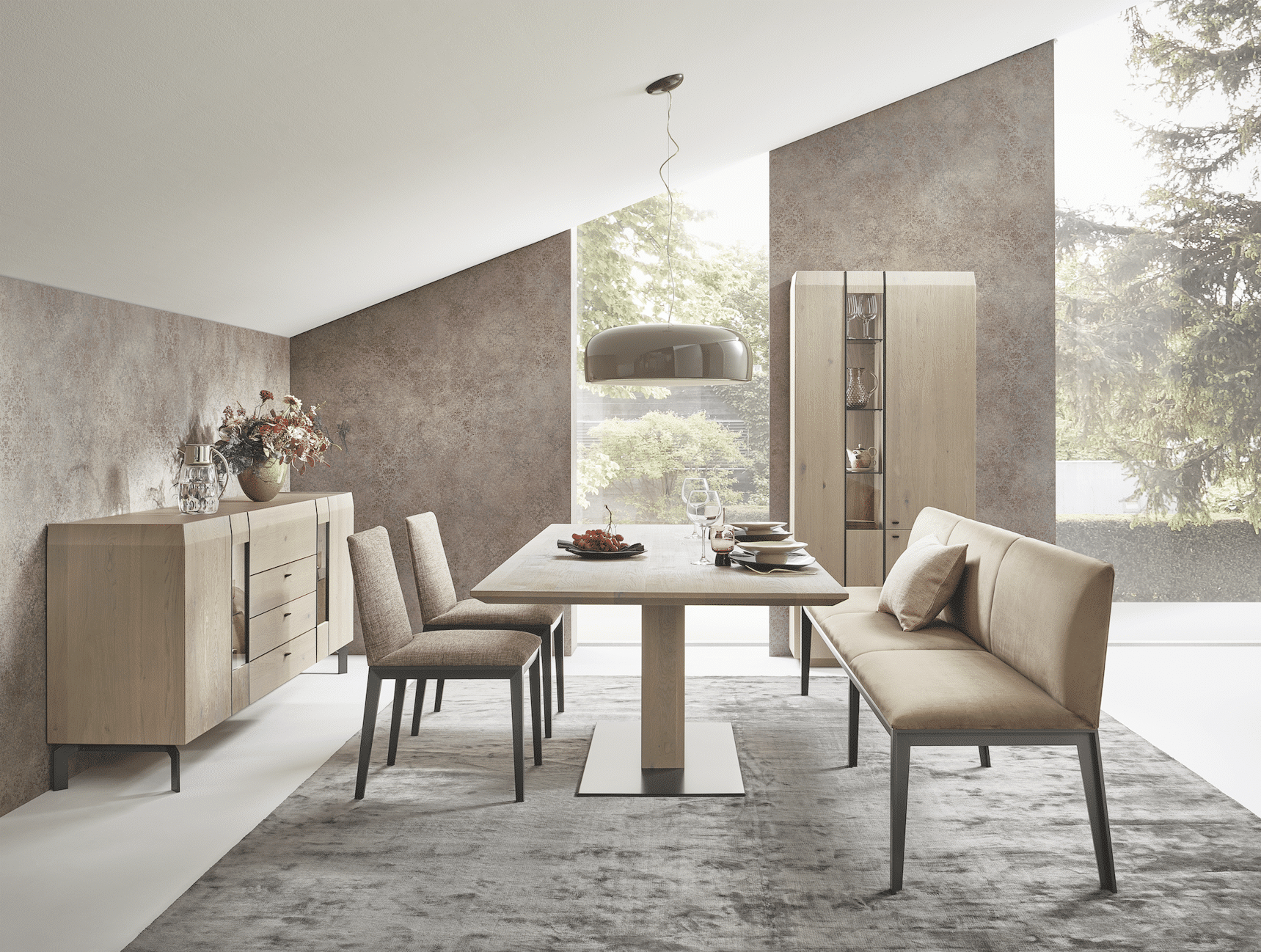Tischlerei Bauer zeigt ein ruhiges Esszimmer in gedämpften Farben mit Möbeln aus Asteiche gebürstet von Anrei und einer markanten Dachschräge.
