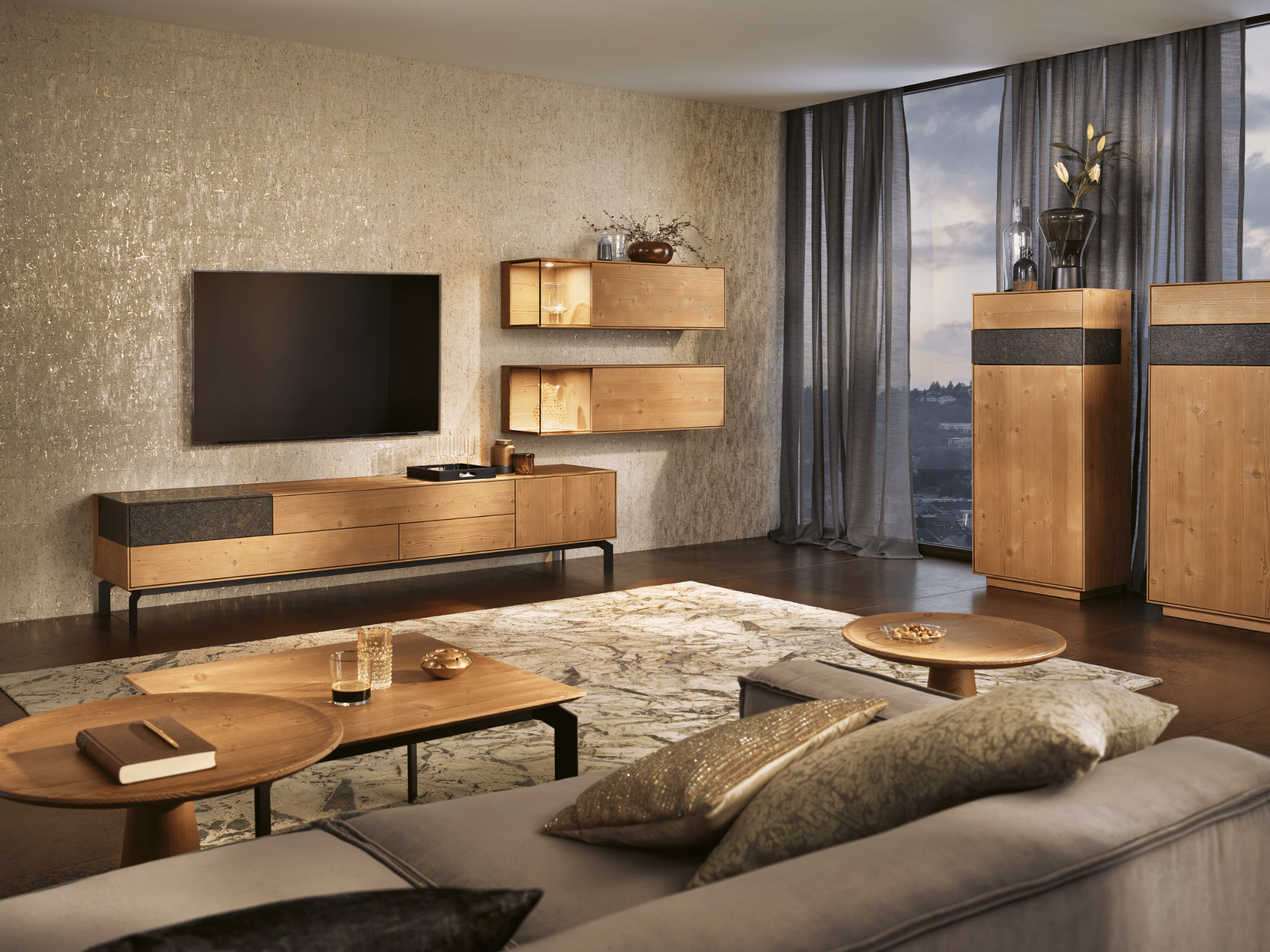 Tischlerei Bauer zeigt eine Wohnzimmer mit Möbel aus dem Holz der Bergeiche (gebürstet) von ANREI, wie Sideboard und TV-Rack, Wandboards, einem Couchtisch sowie einer gemütlichen Wohnlandschaft.