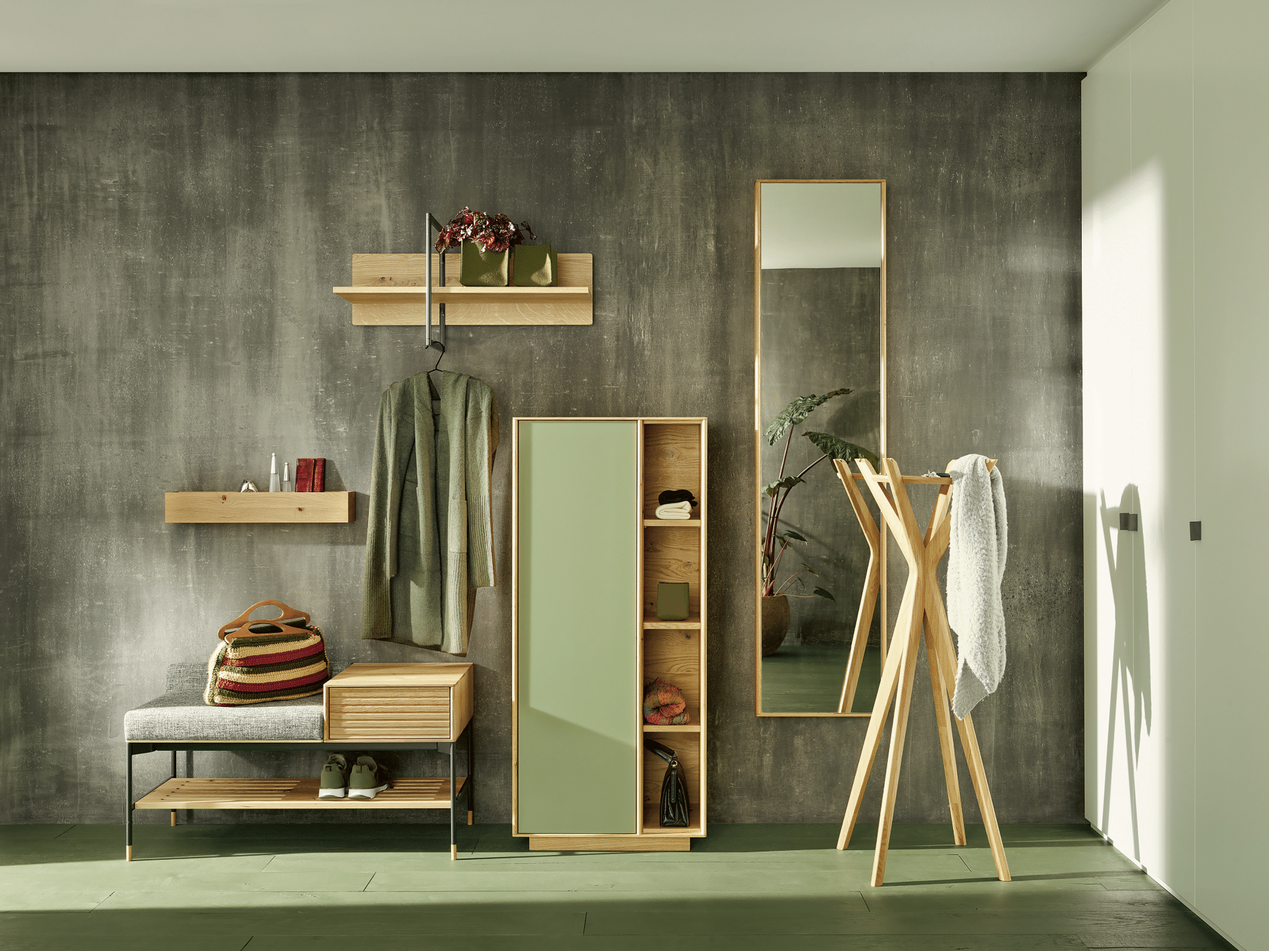 Tischlerei Bauer zeigt einen Eingangsbereich mit einer Sitzbank und einer Ankleide in pistaziengrün und hellem Holze mit einem Ganzkörperspiegel von Anrei.
