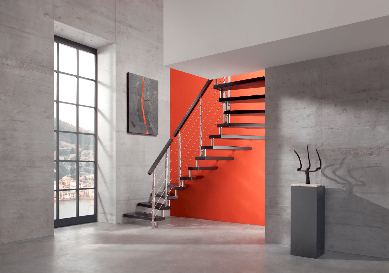 Treppenmeister zeigt eine Galerie mit zurückhaltend elegantem Treppenaufgang in schwarz und silber, vor eine roten Wand.