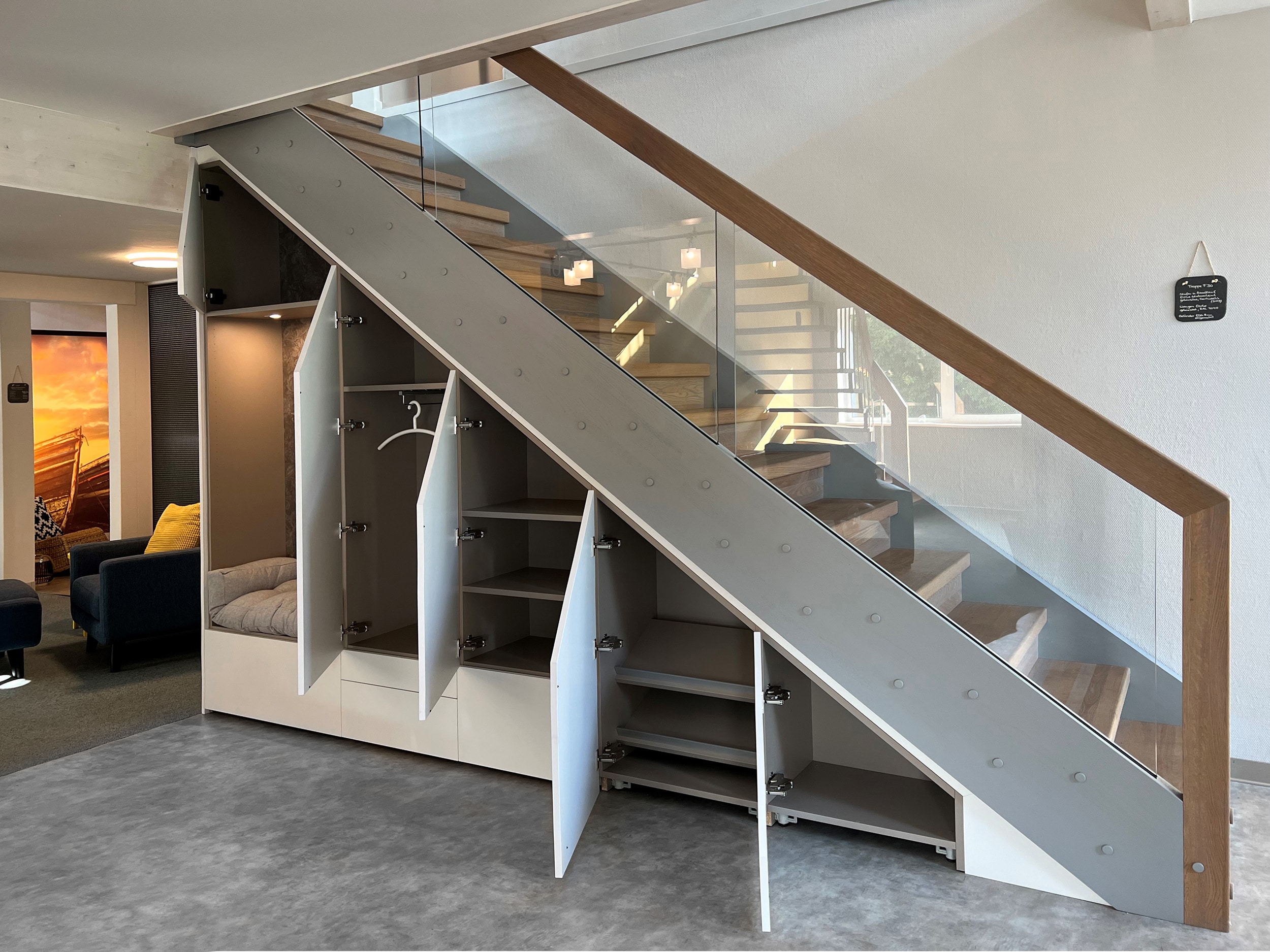 Der Raum unter den Treppenstufen lässt sich vielseitig nutzen.   Ein genau eingepasster Schrank kann beispielsweise als Garderobe dienen.