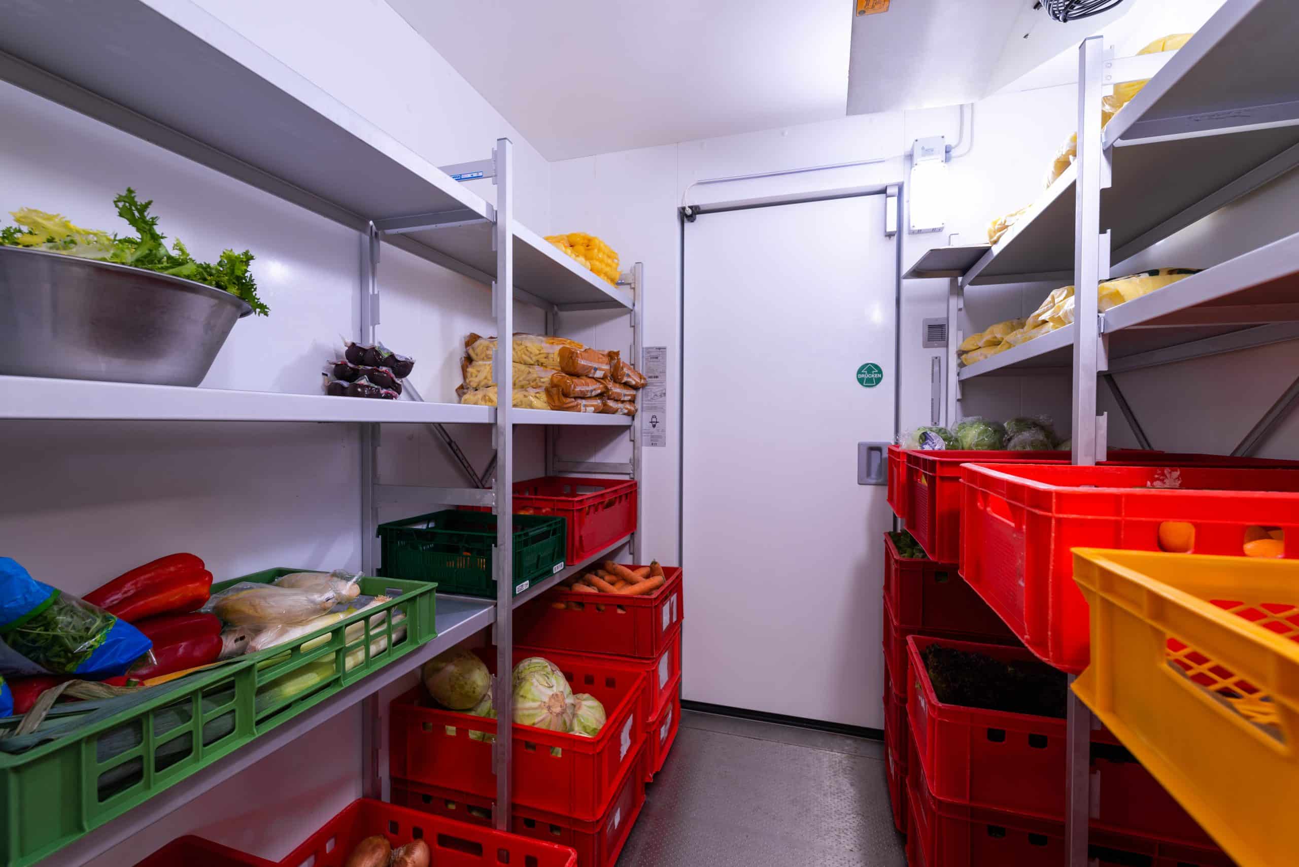 Kühlzelle von Viessmann mit Regalsystem und Lebensmitteln.