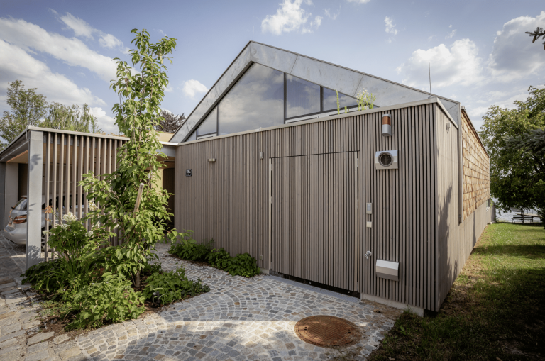 Holzriegelhaus mit angebauter Garage von Weissenseer Holz-System-Bau.