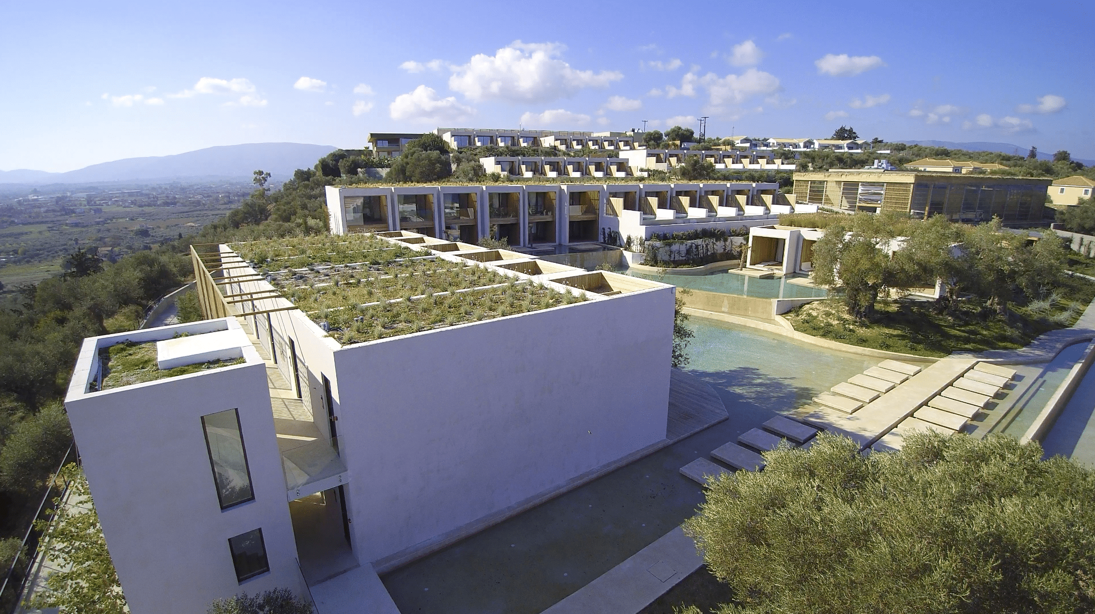 Flachdachbegrünung des Olea All Suite Hotel in Griechenland mit ZinCo-Systemaufbau mit Floradrain FD 25 und dürretolleranter Vegetation.