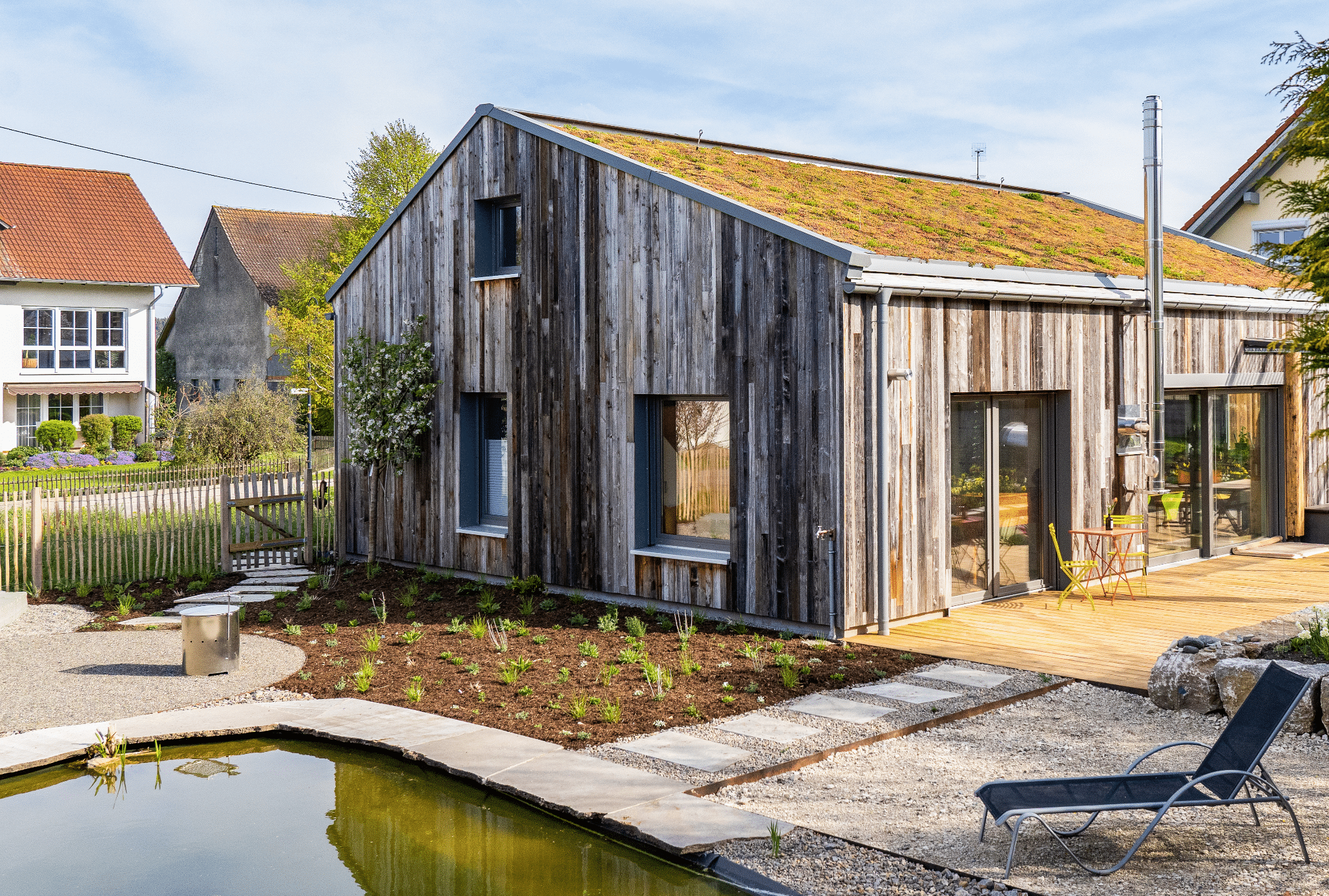 ZinCo zeigt ein Holzhaus mit frischer Dachbegrünung. © Petra Reidel