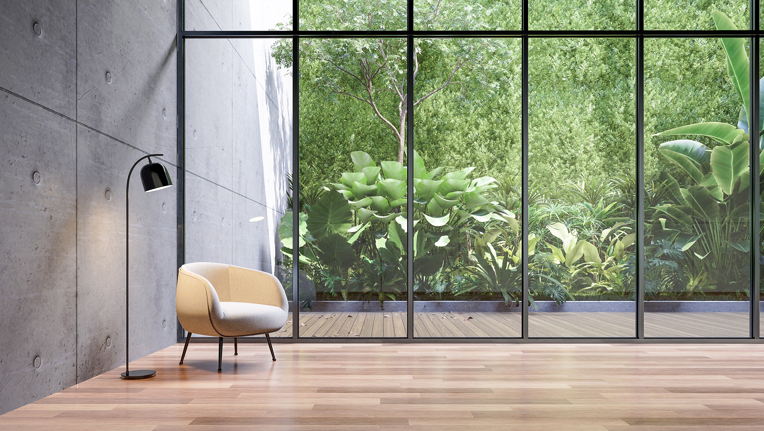 Lichtdurchfluteter Wohnraum mit modernem Wintergarten in hochformatiger Verglasung mit schwarzer Rahmeneinfassung mit Aussicht in den grünen Garten sowie Parkettboden aus Holz.