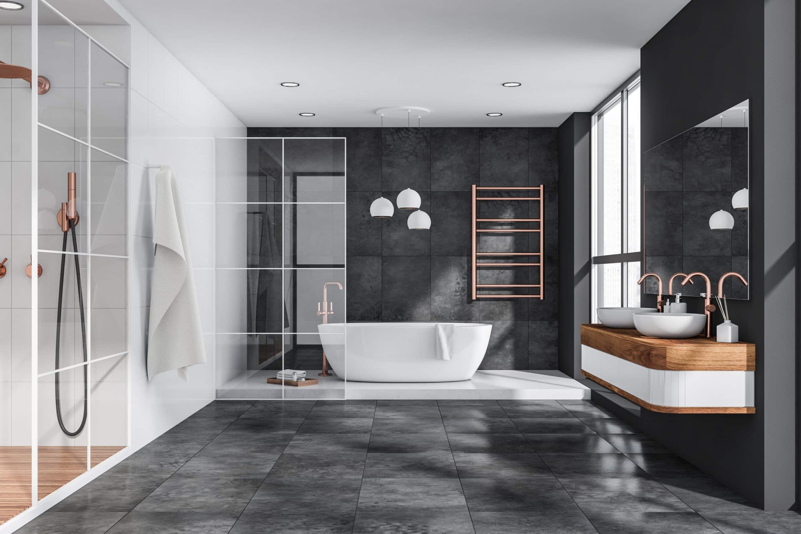 Elegantes, Tageslicht-Badezimmer mit Walk-In Dusche, freistehender Badewanne und Doppelwaschtisch in schönem Materialmix.